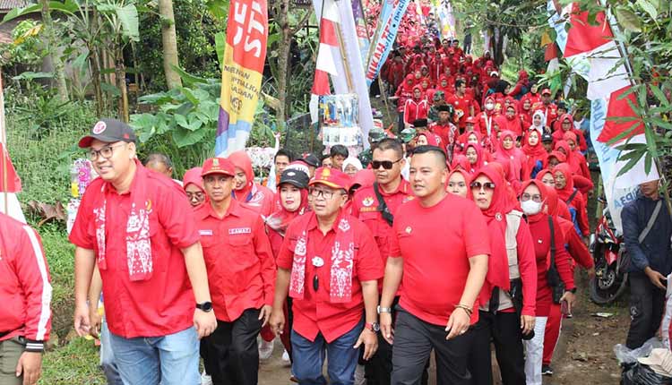 Desa Manjur Bungah Pisan Di Awali Dengan Jalan Sehat Bersama Bupati Cianjur Herman Suherman